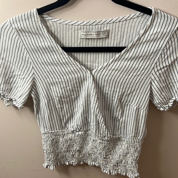 Classy Abercrombie & Fitch Top - Picture 2 of 5